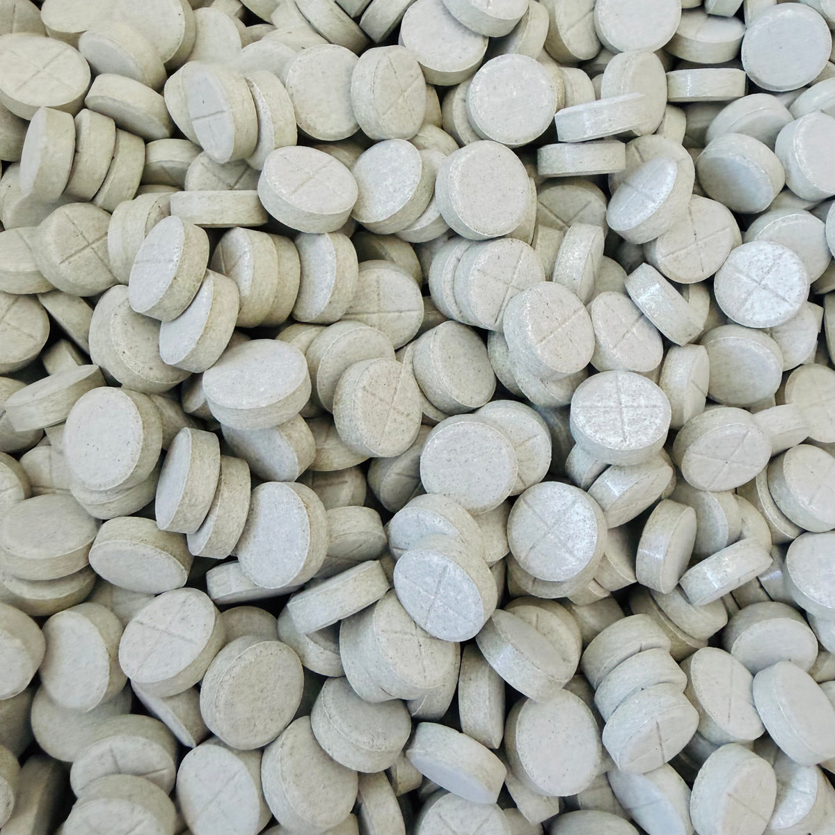 Close-up of EdengrowS 200 mg MIT extract tablets